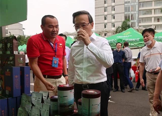 省委副书记李军现场品尝,并购买了母山咖啡产品
